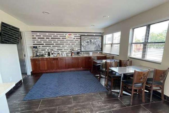 Super 8 By Wyndham Lindenhurst Exterior foto