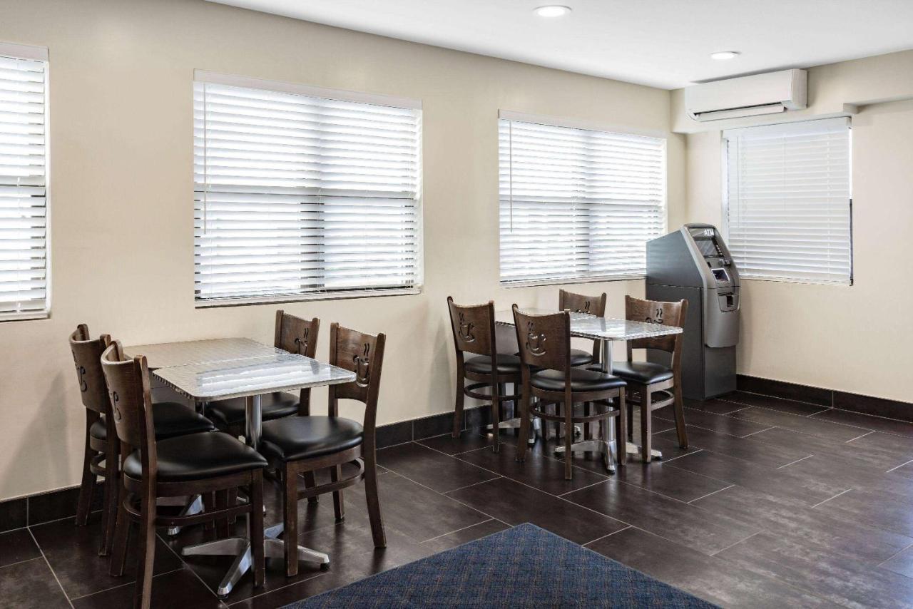 Super 8 By Wyndham Lindenhurst Exterior foto